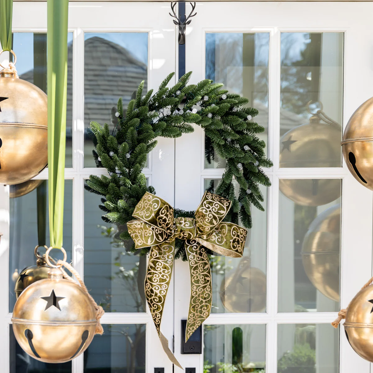 Classic Wreath With Pineapple Ball Lights - Image 2
