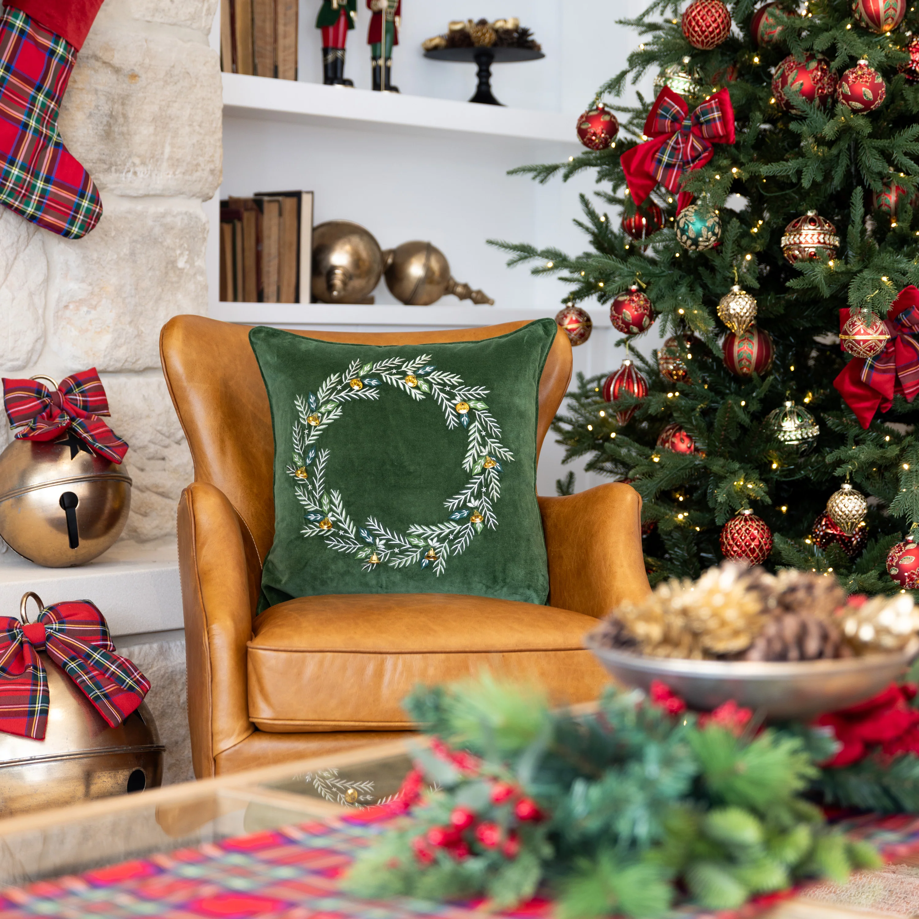 Wreath Velvet Cushion Cover (Green) - Image 2