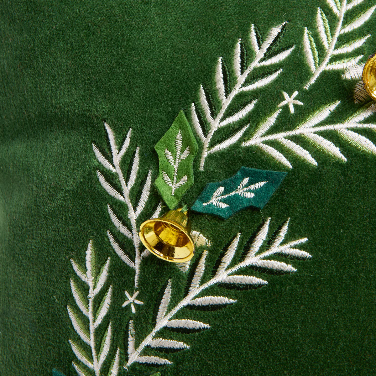 Wreath Velvet Cushion Cover (Green) - Image 4